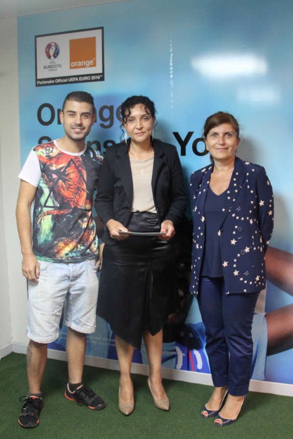 Un des gagnants et Mireille Helou, directrice d'Orange Réunion-Mayotte Un des gagnants et Mireille Helou, directrice d'Orange Réunion-Mayotte