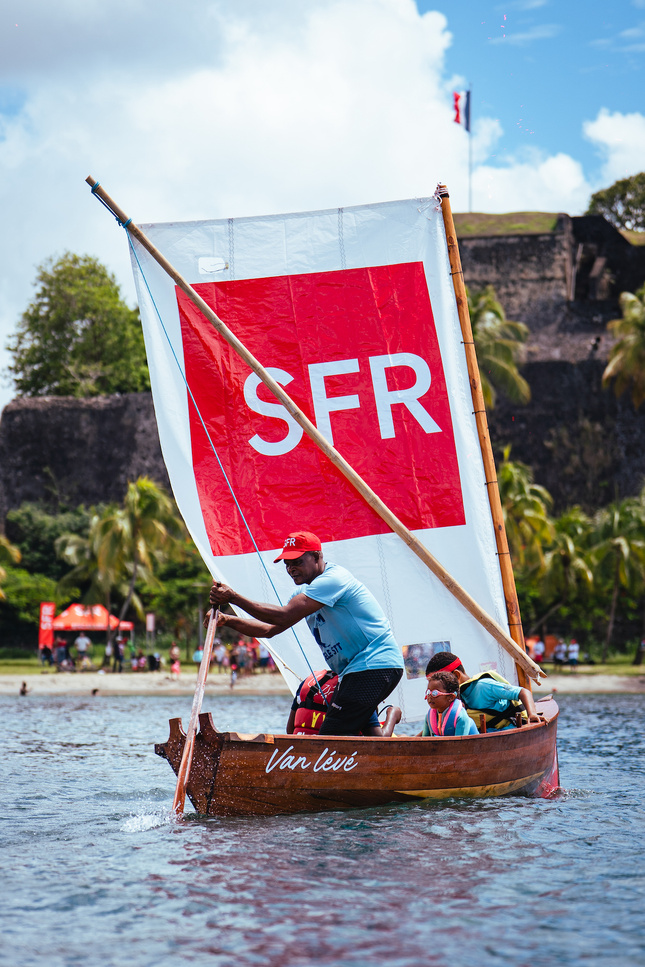 Martinique : « Van Lévé », la Mini-Yole de Passion Voile Traditionnelle soutenue par SFR Caraïbe, prend la mer