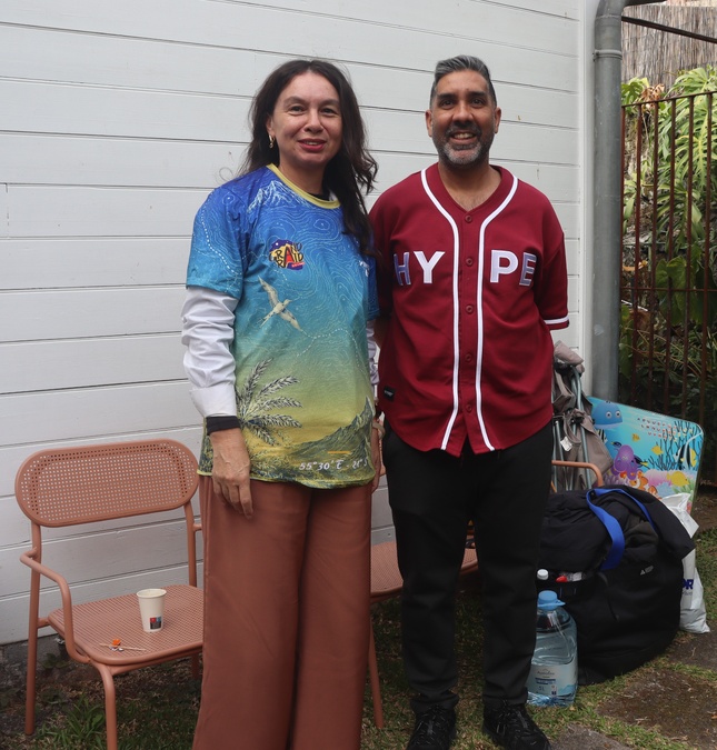 De gauche à droite Sidoleine Papaya, Maire de Salazie et Zeïd Sadar, Directeur d'intersport Réunion De gauche à droite Sidoleine Papaya, Maire de Salazie et Zeïd Sadar, Directeur d'intersport Réunion
