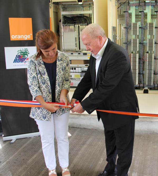 Mireille Helou, directrice d'Orange Réunion-Mayotte et Michel Vergoz, Sénateur-Maire de Sainte-Rose Mireille Helou, directrice d'Orange Réunion-Mayotte et Michel Vergoz, Sénateur-Maire de Sainte-Rose