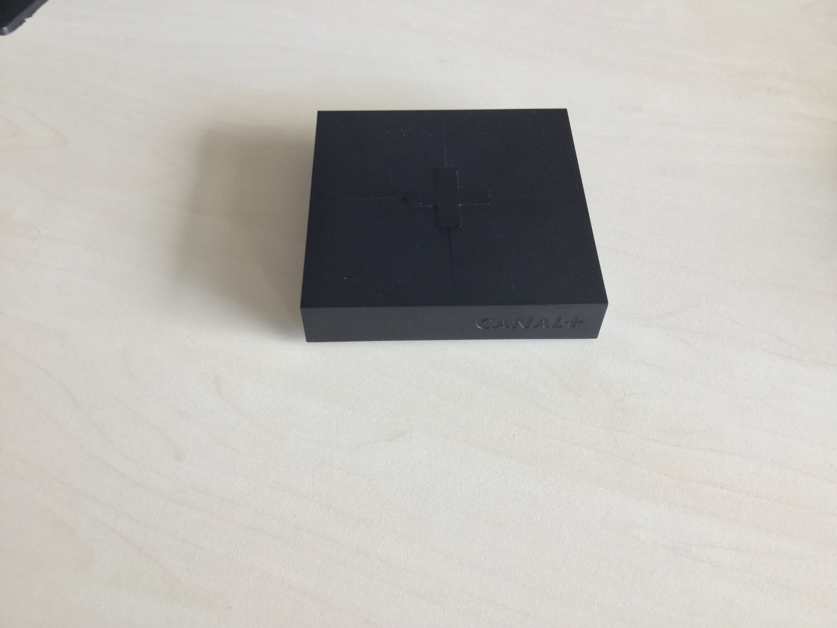 Le Cube C Le Decodeur Compacte Et Connecte De Canal Reunion