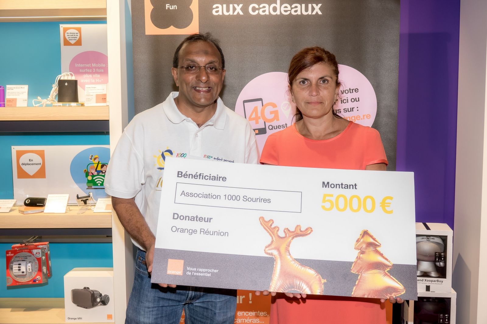 Sur la photo: Mireille HELOU, directrice Orange Réunion Mayotte et Ibrahim INGAR, Président de l’association 1000 Sourires
