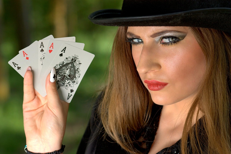 Les femmes s’invitent de plus en plus aux tables de poker.