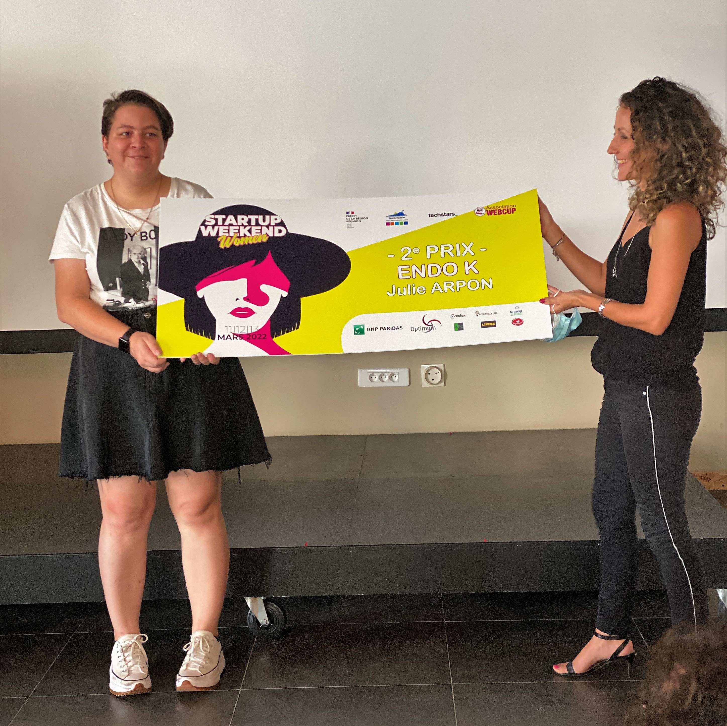 Julie Arpon - 2eme prix Startup weekend women reunion 2022,remis par Kelly Mascarel  Responsable marché PME à la BNP Paribas