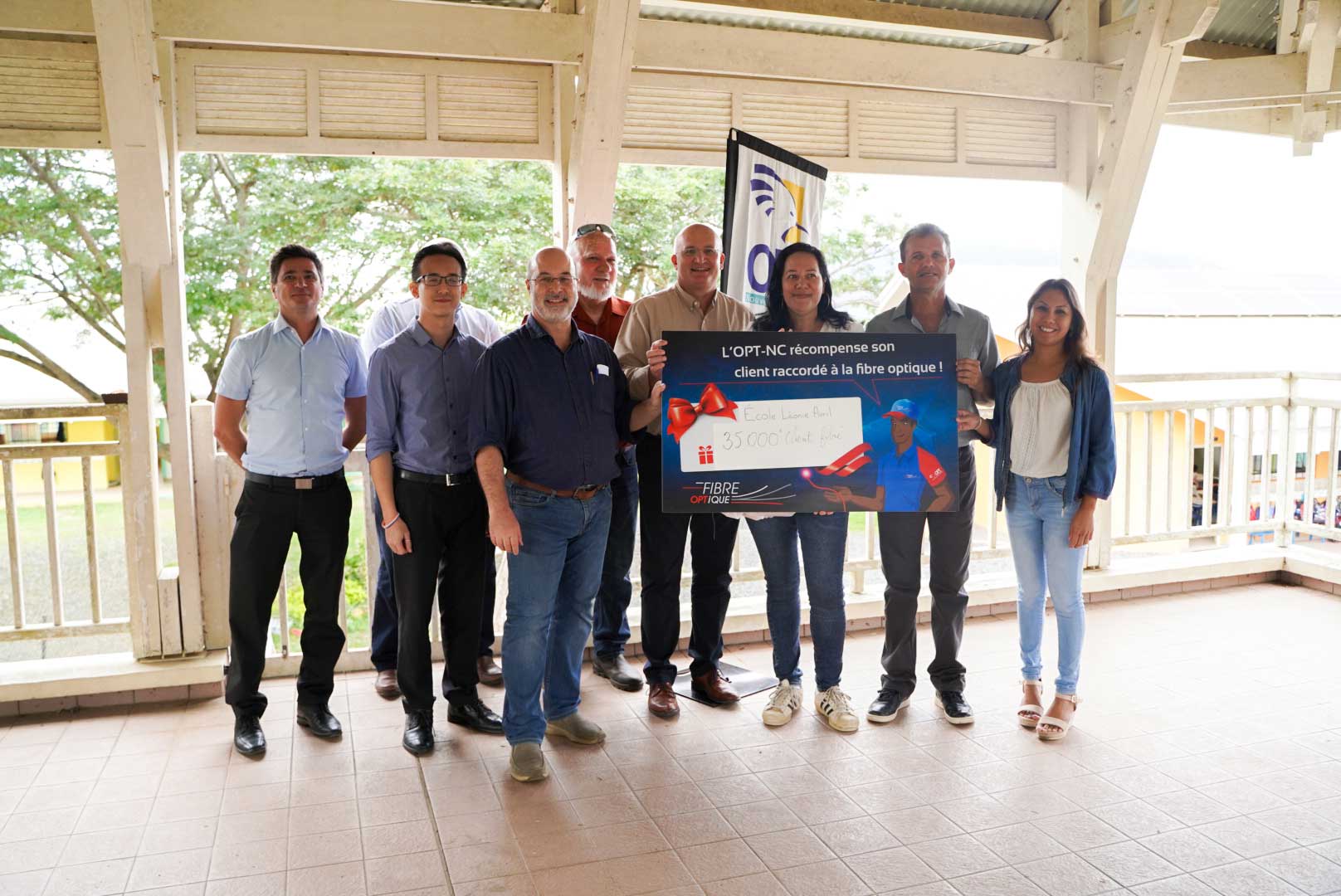 De gauche à droite : Auxence FAFIN, directeur général adjoint en charge du numérique et de l’aménagement de l’OPT-NC, Julien TRAN AP administrateur de l’OPT-NC, Jacques WAMALO, secrétaire général de l’office, Philippe GERVOLINO, directeur général de l’OPT-NC, Antonio MARTIN, administrateur de l’office, Yoann LECOURIEUX, président du conseil d’administration de l’OPT-NC, Olivia SONG,  directrice de l'école primaire, Yann PERALDI, maire de Pouembout et Fabienne VIBERT, 5ème adjointe en charge du développement économique, de l'aménagement urbain, de l'environnement et de la réhabilitation des sites miniers.
