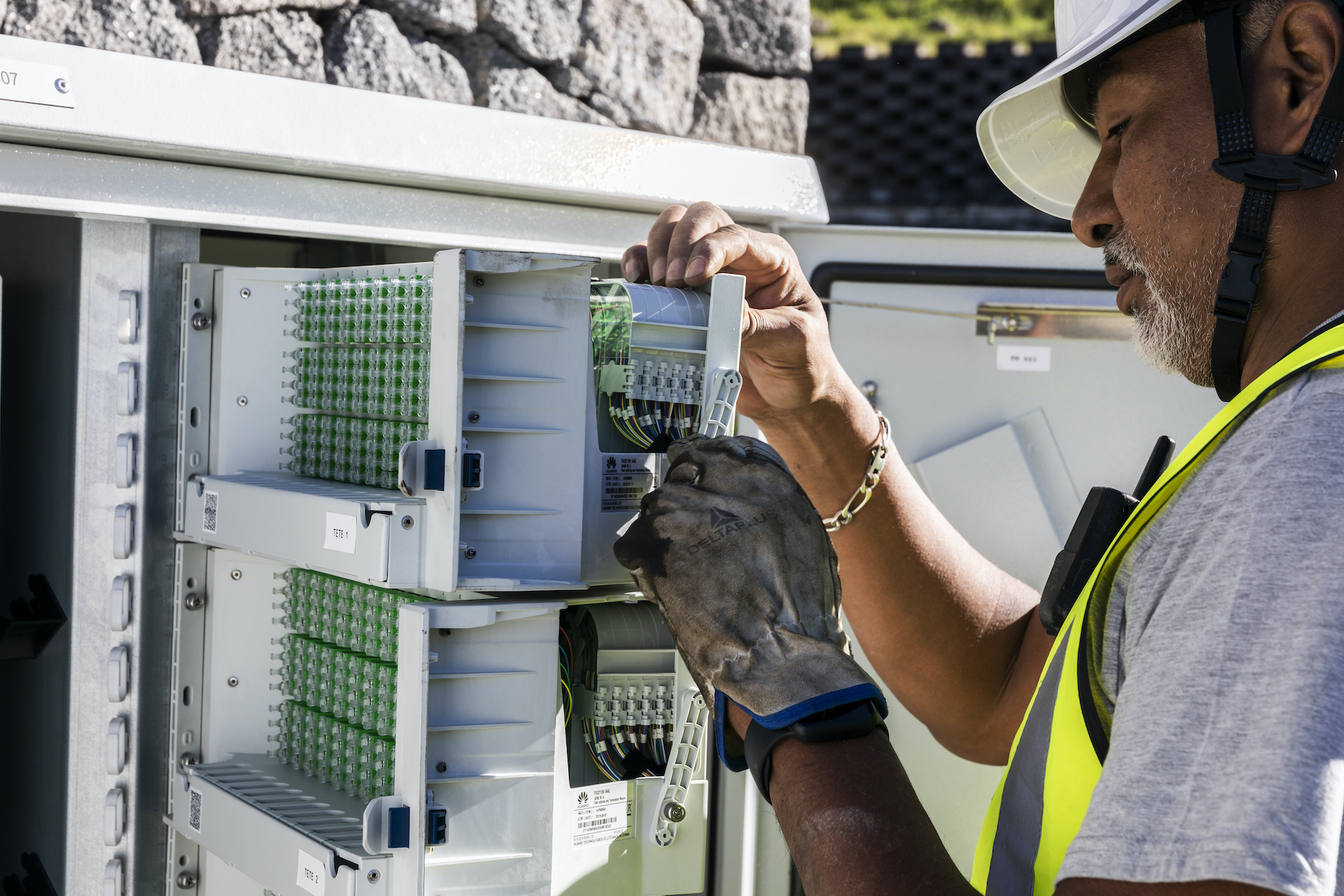 La Réunion : La fibre optique déployée à 65% dans les zones rurales de ...