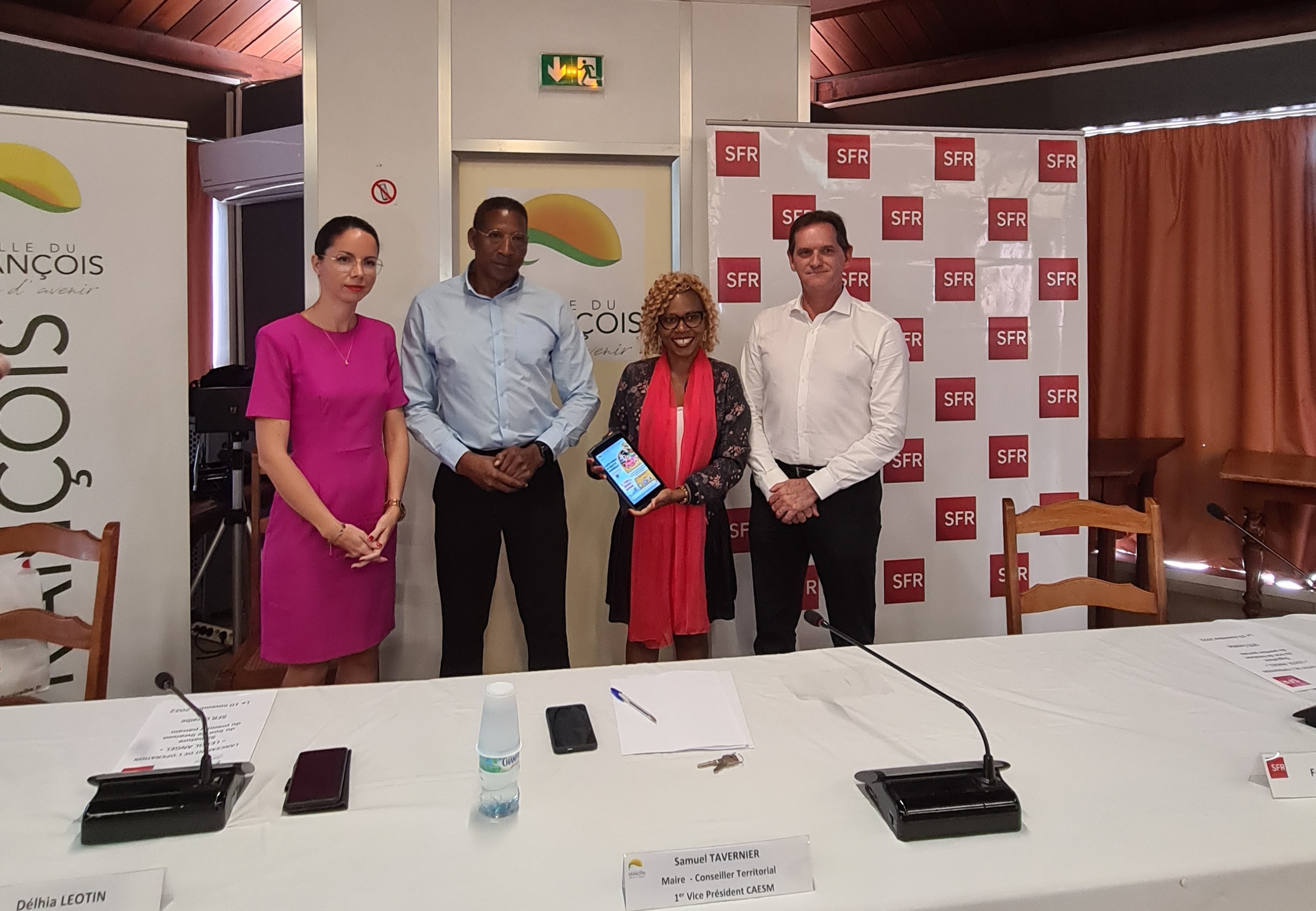 SFR Caraïbe parrain de « LÉKOL ANGEL », offre 25 tablettes aux écoles du François