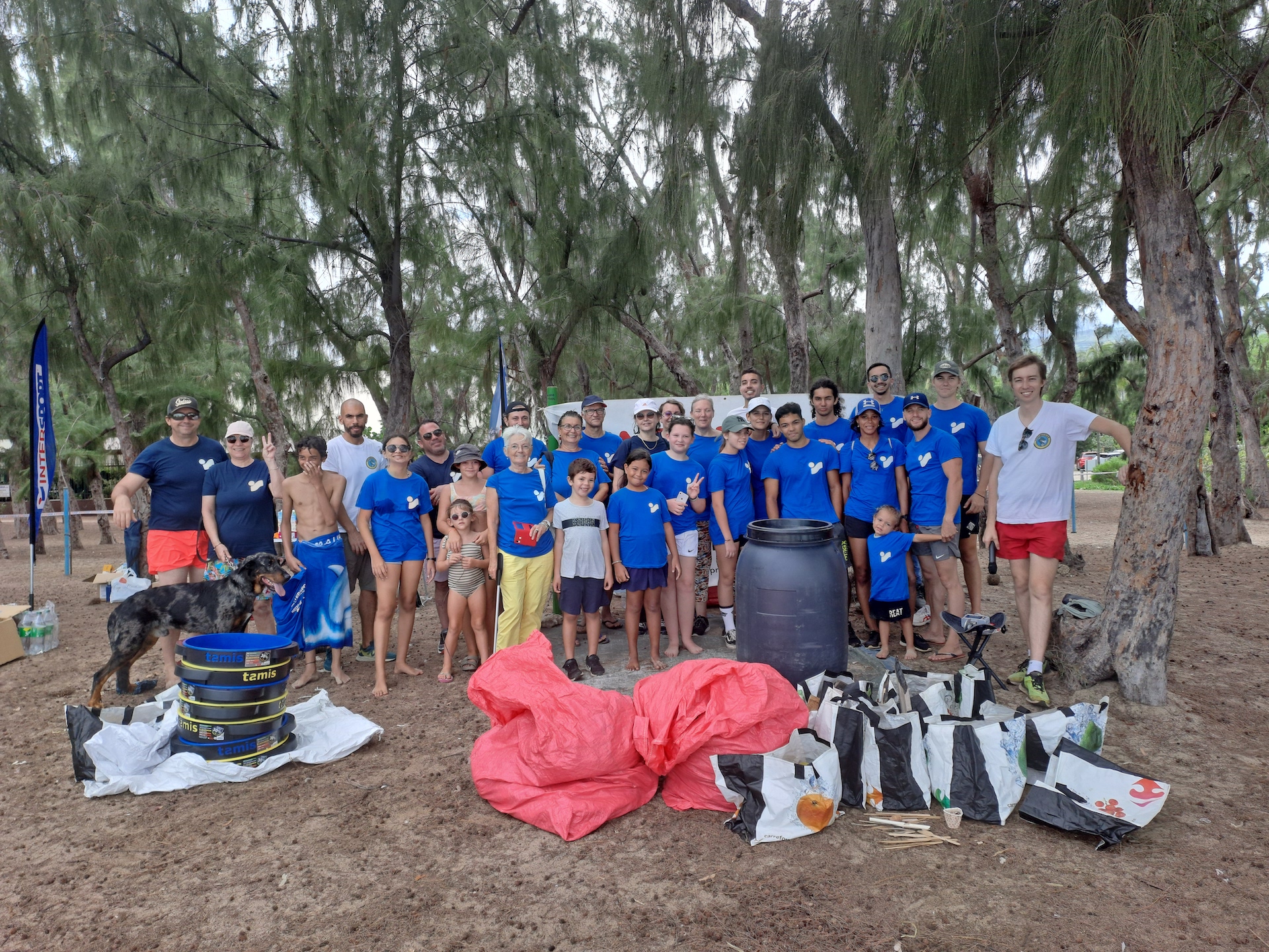 Des citoyens volontaires rejoignent Intersport et PropRéunion pour une opération grand nettoyage sur la plage de l'Hermitage