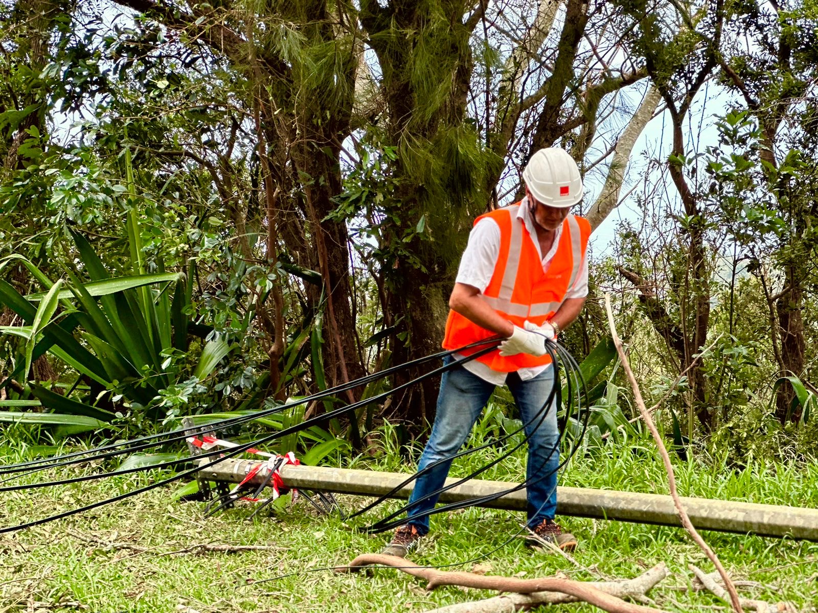 Orange annonce avoir rétabli 65% des antennes mobile qui étaient hors service et reconnecté 70% des clients internet déconnectés après le passage du cyclone Belal