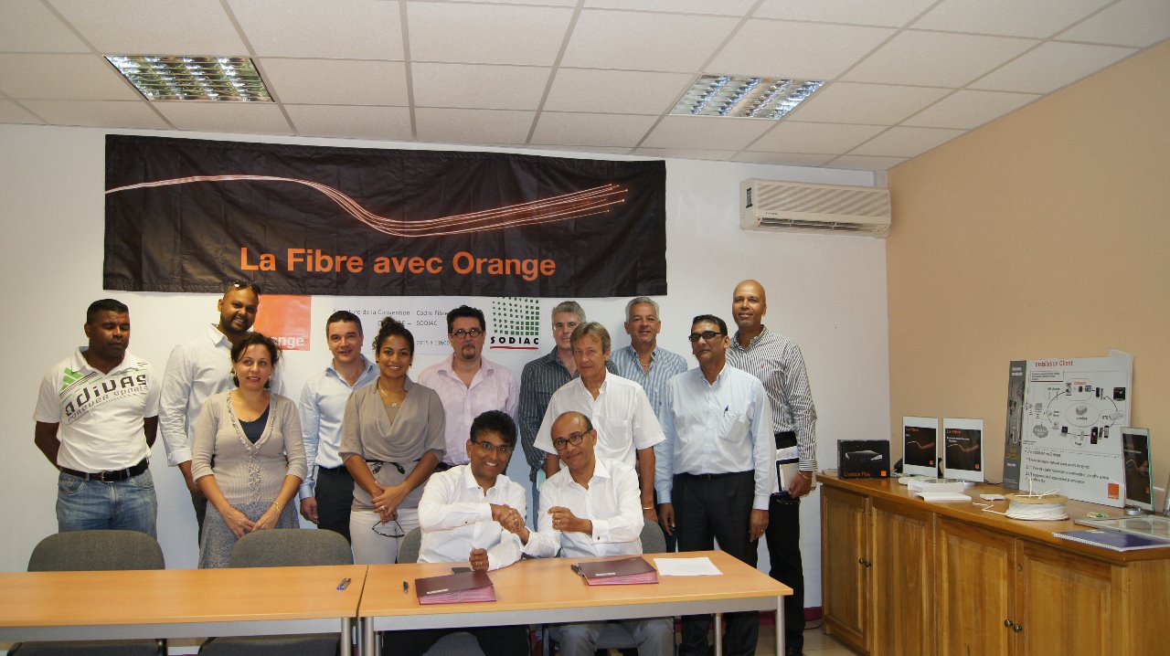 La Réunion: La Sodiac et Orange s'engagent pour le déploiement de la fibre optique dans près de 2000 logements locatifs sociaux de la ville de Saint-Denis.