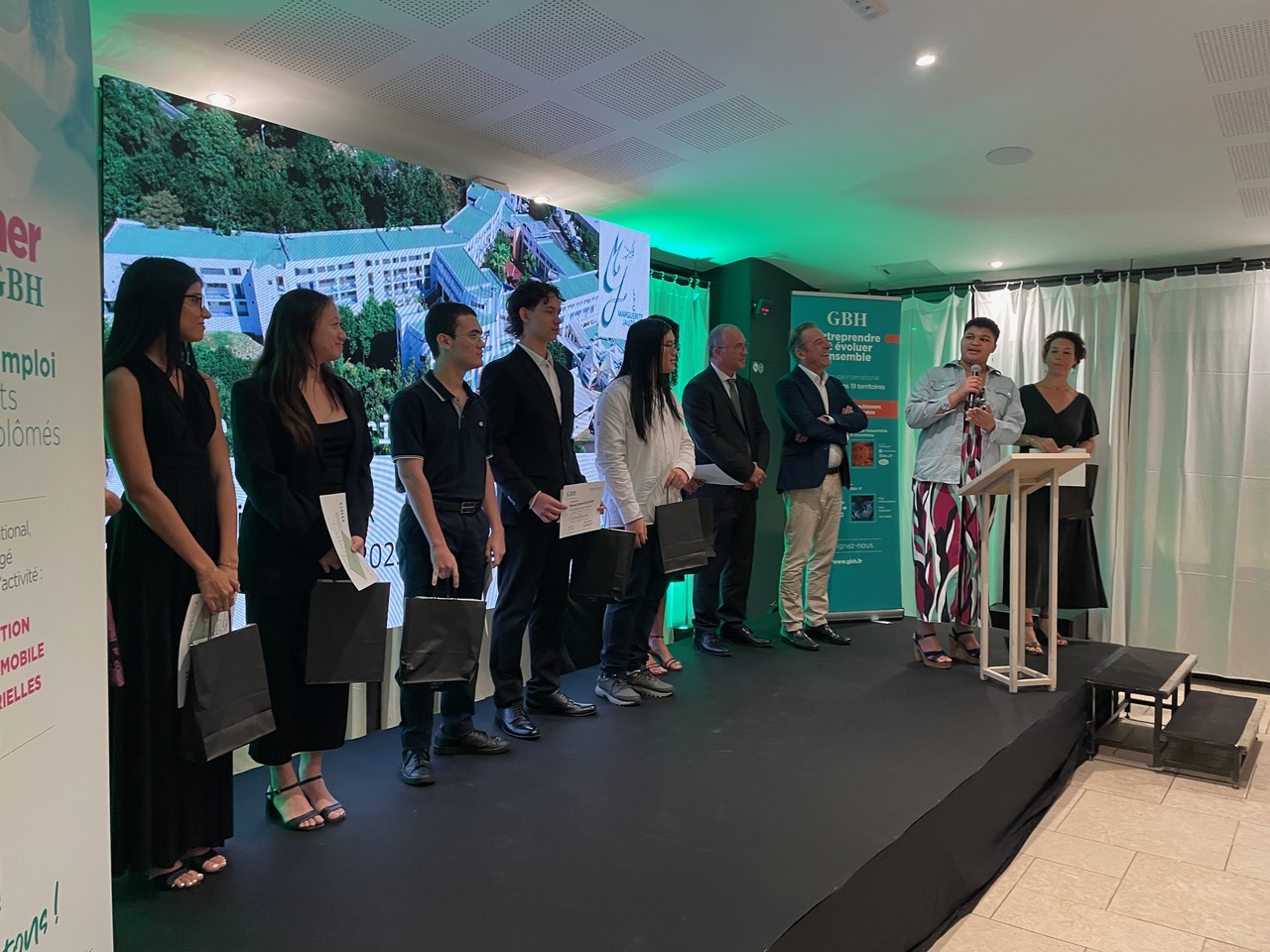 GBH engagé depuis plus de 20 ans auprès des étudiants du lycée Marguerite Jauzelon : distribution des bourses pour financer des stages en Afrique du Sud