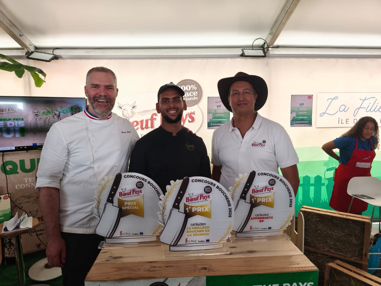 Romain Leboeuf MOF et Pdt du jury, Thomas Auguste meilleur boucher de la Réunion 2025 et 1er prix Burger Boeuf Pays, Olivier Robert Pdt Sicarevia et ARIBEV