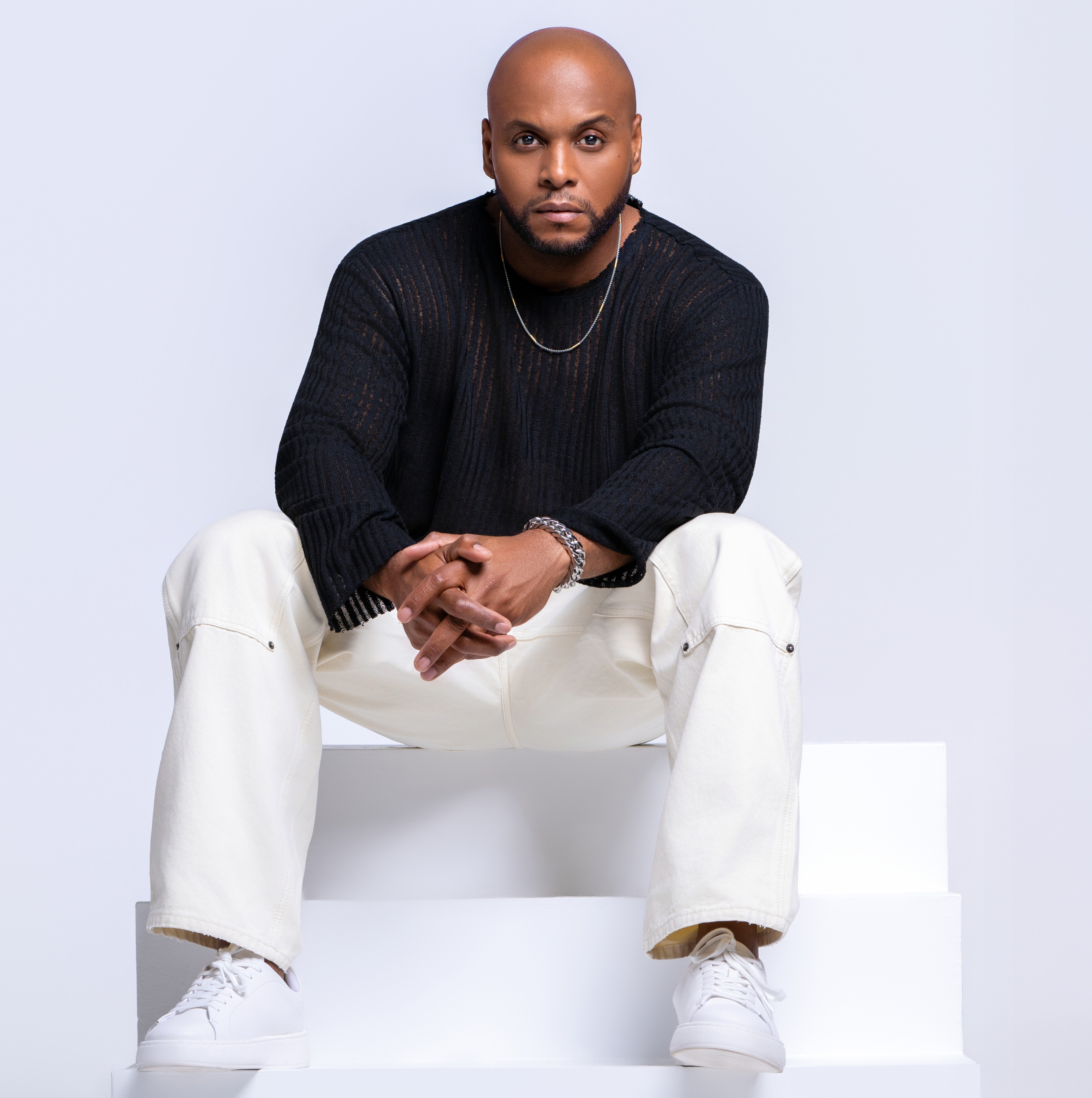 Carlo Vieux brise neuf ans de silence et signe un retour magistral avec son premier album solo CARLŌ