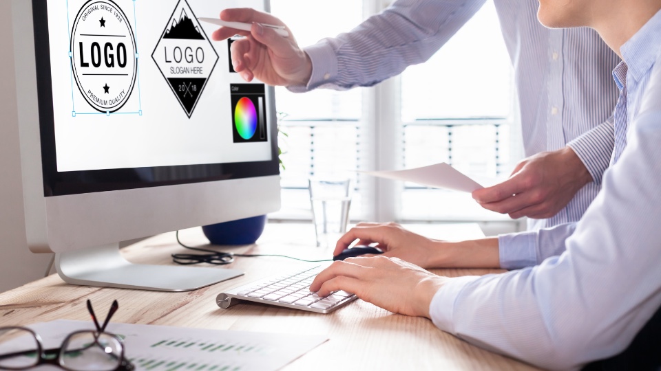 5 Meilleurs outils pour la conception de logo en différentes langues