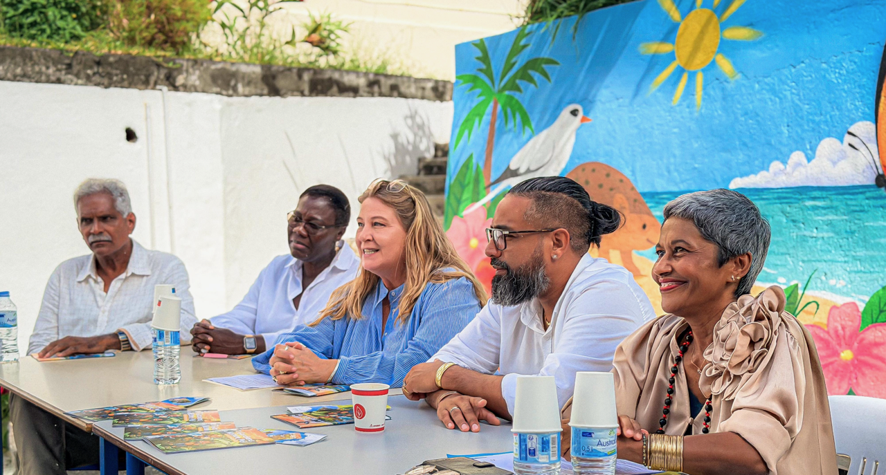 Sur la photo : Maximin Astourne, Délégué aux Affaires Scolaires et Education Globale et Inclusion à Sainte-Suzanne, Astou Bailliet, IEN Ste Suzanne, Karine Darlay, IA-DAASEN 1er degré-collèges, Alexandre Laï-Kane-Cheong, Maire de Sainte-Suzanne, Ericka Bareigts, Présidente de l’ARB Réunion.