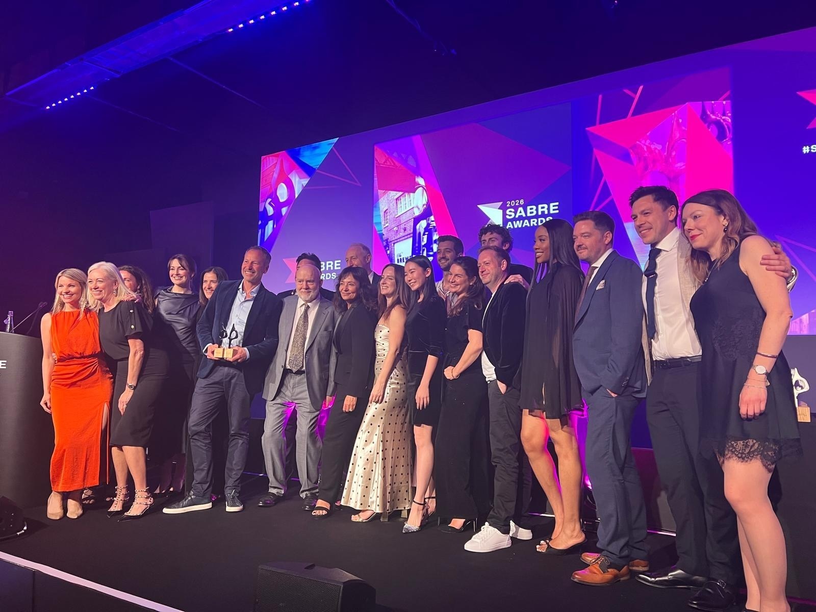 Jon Hughes, CEO de Burson EMEA, recevant les prix de meilleures agences RP au Moyen-Orient et en Afrique, dont une distinction pour Blast Burson