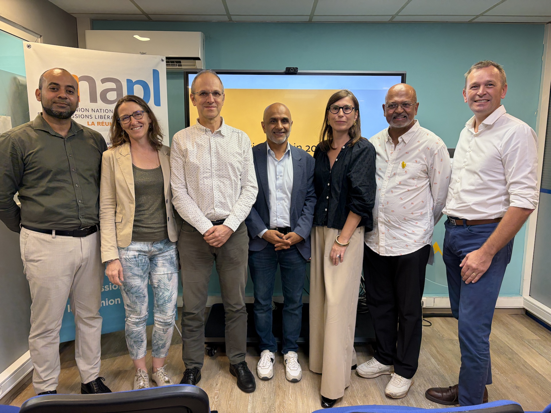 Sur la photo : Zahir Liang-Ko-Yao, chercheur, Ph.D, Corinne Dubois, directrice générale de l’Aract Réunion, Sylvain Liaume, directeur de la DEETS Réunion Abdoullah Lala, président de l’UNAPL Réunion, Isabelle Bornes, DRH BFC OI, Patrick Papama, témoin, Olivier Bost, Directeur du développement commercial Océan Indien
