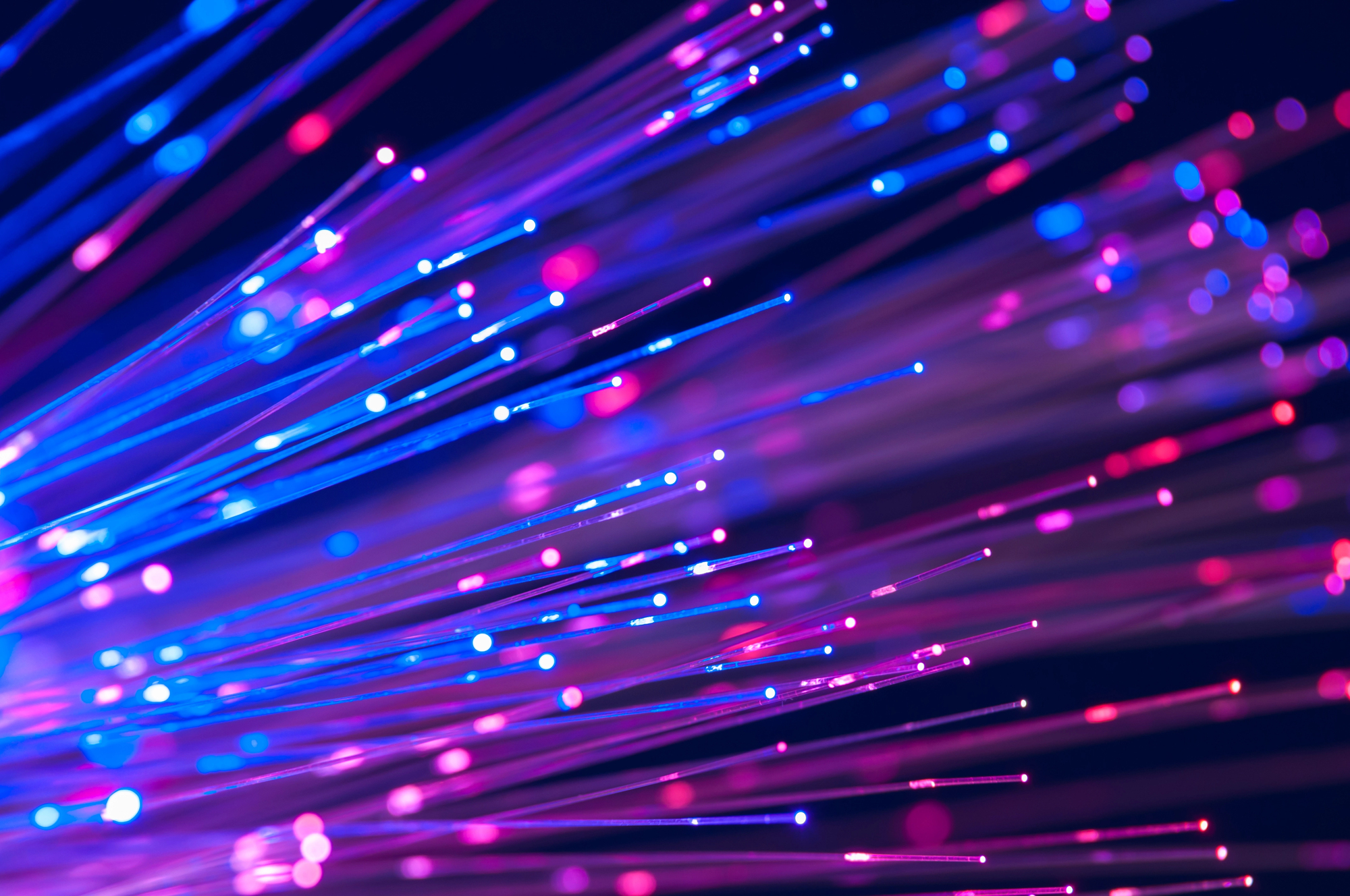 Fibre optique : plus de 95 % des locaux sont désormais raccordables en France, selon l’Arcep