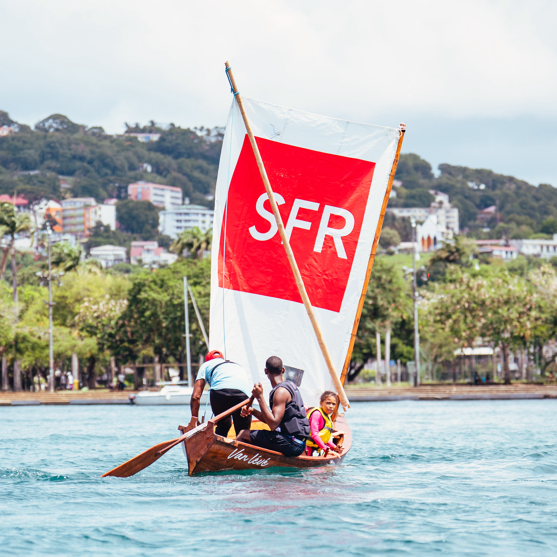 Martinique : « Van Lévé », la Mini-Yole de Passion Voile Traditionnelle soutenue par SFR Caraïbe, prend la mer