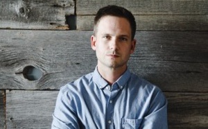 National Geographic choisit Patrick J. Adams pour jouer le rôle principal de John Glenn dans la série "The Right Stuff", inspirée du Best-Seller de Tom Wolfe