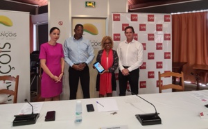 SFR Caraïbe parrain de « LÉKOL ANGEL », offre 25 tablettes aux écoles du François