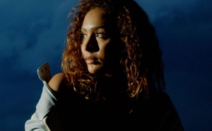 Loana : la jeune chanteuse réunionnaise, revient avec son nouveau single "À petit feu"