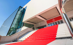 Le Palais des Festivals et des Congrès de Cannes offre une connectivité 4G/5G optimale grâce à un dispositif indoor opéré par Free et co-financé avec Bouygues Télécom, Orange et SFR