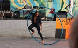 De la Martinique à Angers : un jeune artiste de cirque fait découvrir la Roue Cyr dans l’un des parcs à thème les plus visités de France