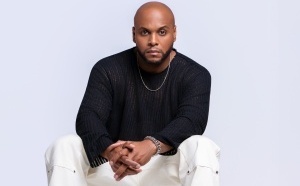 Carlo Vieux brise neuf ans de silence et signe un retour magistral avec son premier album solo CARLŌ