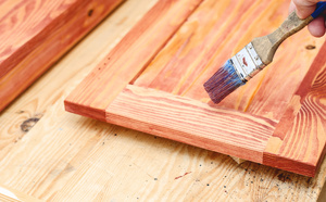 Comment enlever une vieille peinture du bois sans endommager sa surface ?