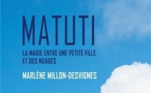 La martiniquaise Marlène Millon-Desvignes raconte dans son roman le parcours d'une fillette au sein d'une grande fratrie, dont le regard vers le ciel ouvre une réflexion sensible sur la transmission et l'au-delà