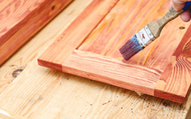 Comment enlever une vieille peinture du bois sans endommager sa surface ?