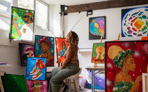 « Madras Mood » : l’artiste guadeloupéenne MélyMelOw imagine une monnaie commune pour réunir les Caraïbes à travers l’art